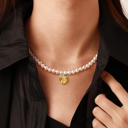 Bee Pendant Pearl Necklace