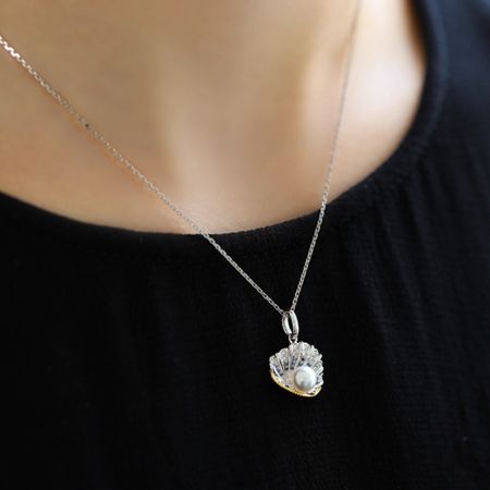 Shell Pendant Necklace